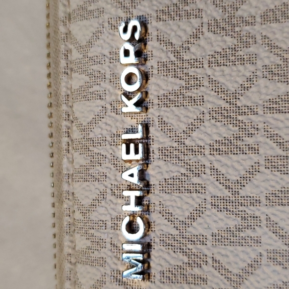 Michael Kors Large Logo Continental Wallet - Picture 3 of 8